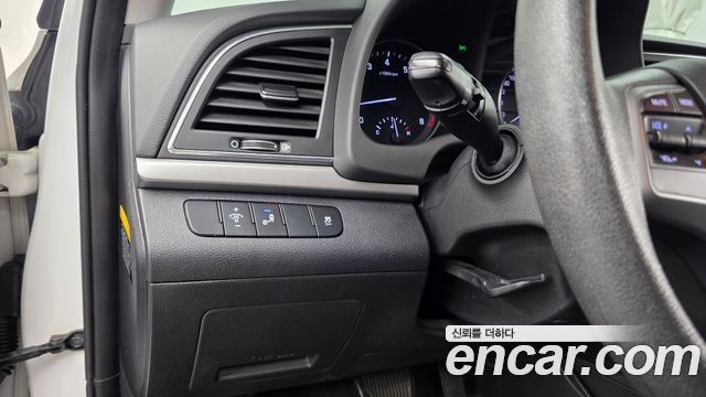 Hyundai AVANTE 2017 — photo 22