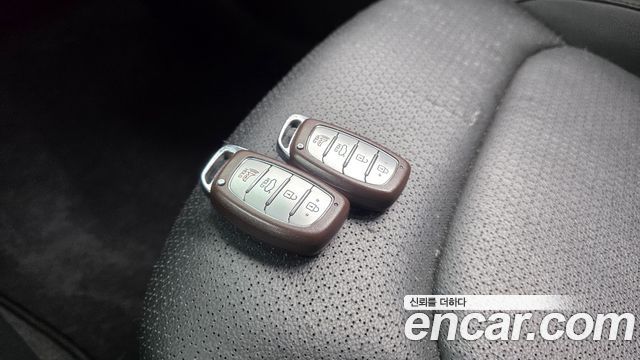 Hyundai AVANTE 2017 — photo 25
