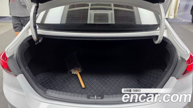 Hyundai AVANTE 2017 — photo 26