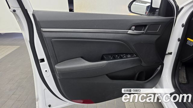 Hyundai AVANTE 2017 — photo 14