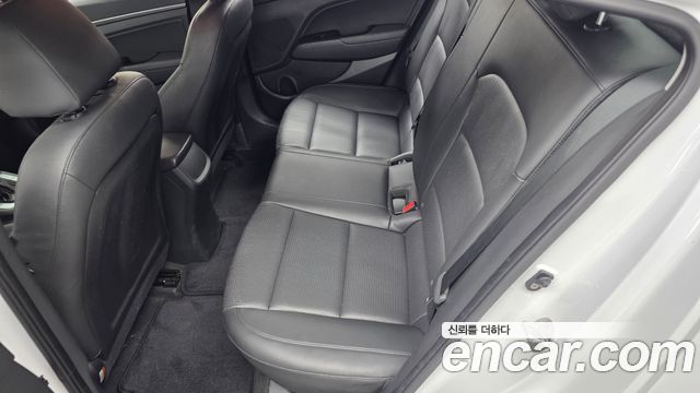 Hyundai AVANTE 2017 — photo 16