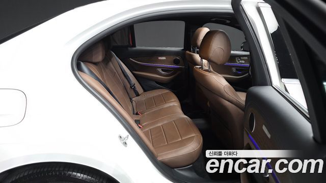 Mercedes-Benz E-Class 2021 — photo 18