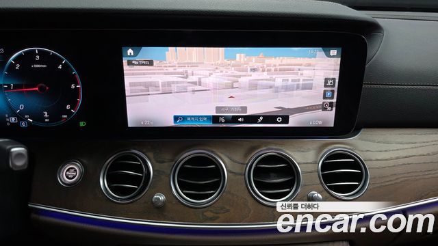 Mercedes-Benz E-Class 2021 — photo 20