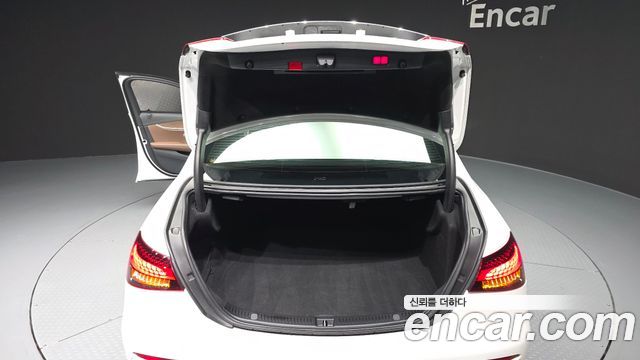 Mercedes-Benz E-Class 2021 — photo 27