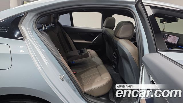 BMW 5-Series 2024 — photo 18