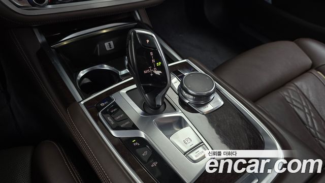 BMW 7-Series 2016 — photo 9