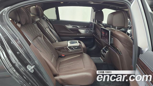 BMW 7-Series 2016 — photo 12