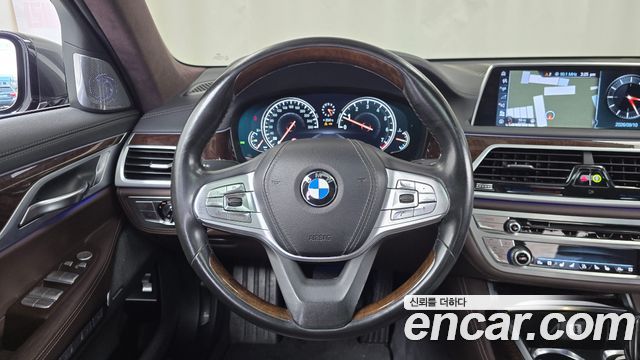 BMW 7-Series 2016 — photo 13