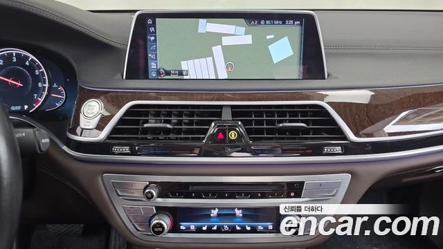 BMW 7-Series 2016 — photo 14