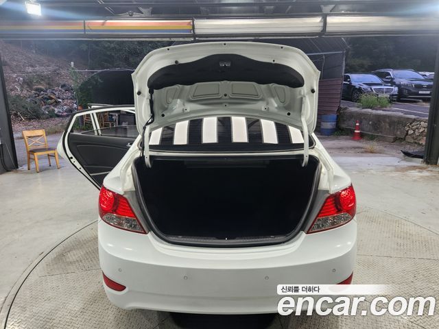 Hyundai Accent 2011 — photo 9