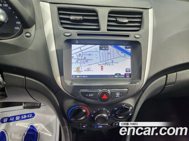 Hyundai Accent 2011 — photo 11