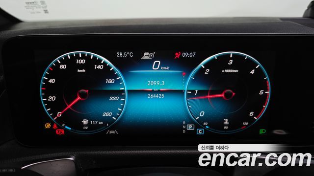 Mercedes-Benz GLB-Class 2021 — photo 8