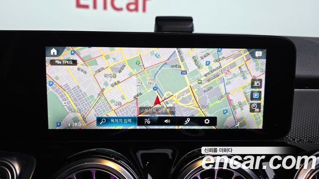 Mercedes-Benz GLB-Class 2021 — photo 14