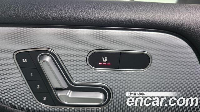 Mercedes-Benz GLB-Class 2021 — photo 19