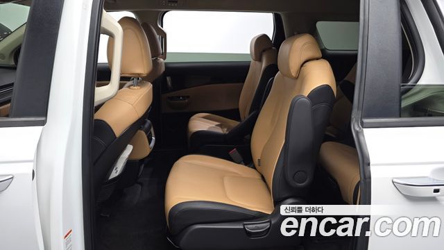 Kia Canival 2023 — photo 16