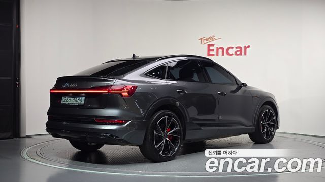 Audi e-tron 2022 — photo 2