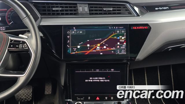 Audi e-tron 2022 — photo 14