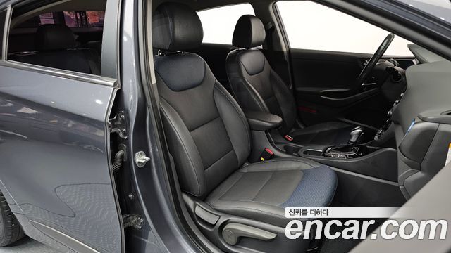 Hyundai Ioniq 2016 — photo 11