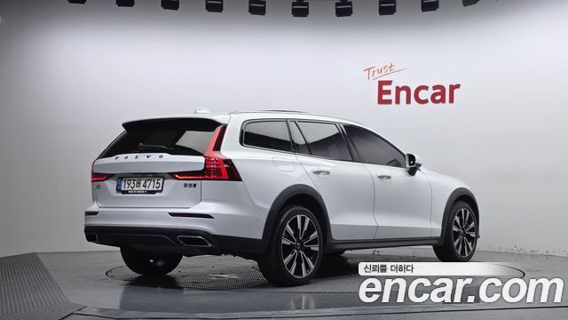 Volvo V60 2022 — photo 2