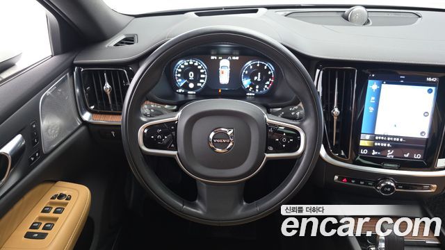 Volvo V60 2022 — photo 13