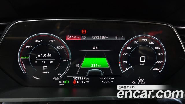 Audi e-tron 2022 — photo 11