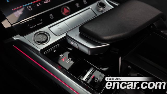 Audi e-tron 2022 — photo 12