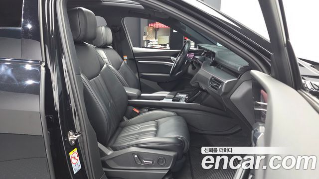Audi e-tron 2022 — photo 17