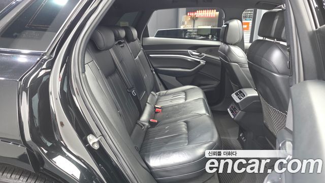 Audi e-tron 2022 — photo 18