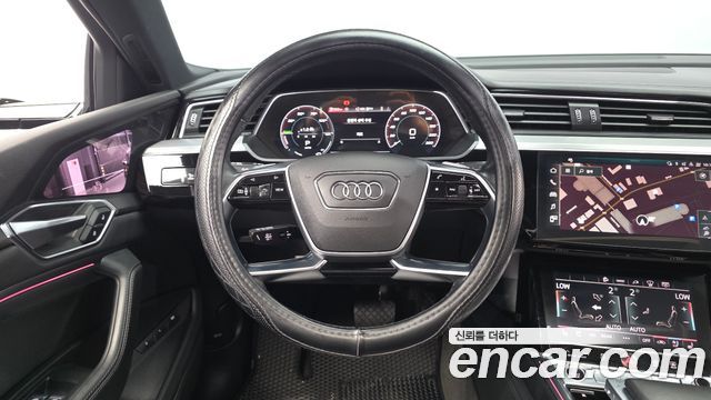 Audi e-tron 2022 — photo 19