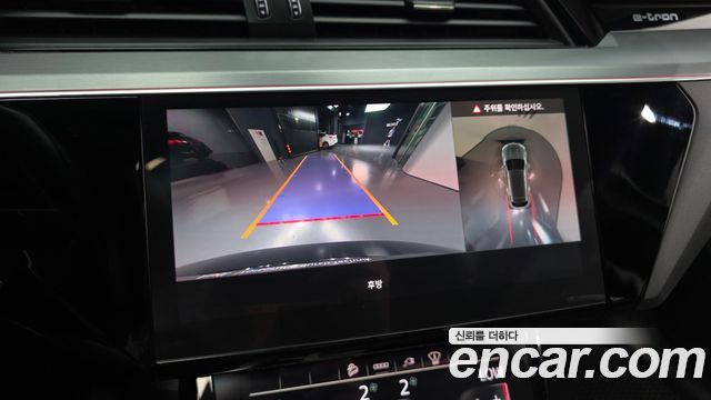Audi e-tron 2022 — photo 22