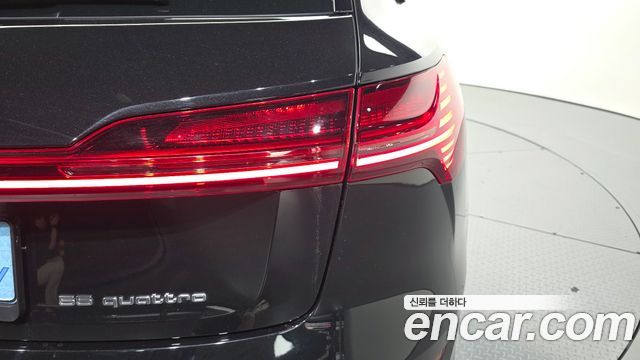 Audi e-tron 2022 — photo 9