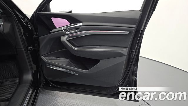 Audi e-tron 2022 — photo 14
