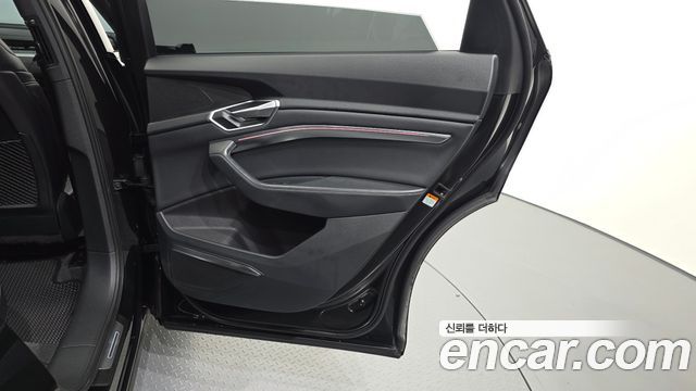 Audi e-tron 2022 — photo 15