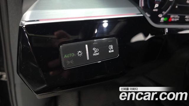 Audi e-tron 2022 — photo 32