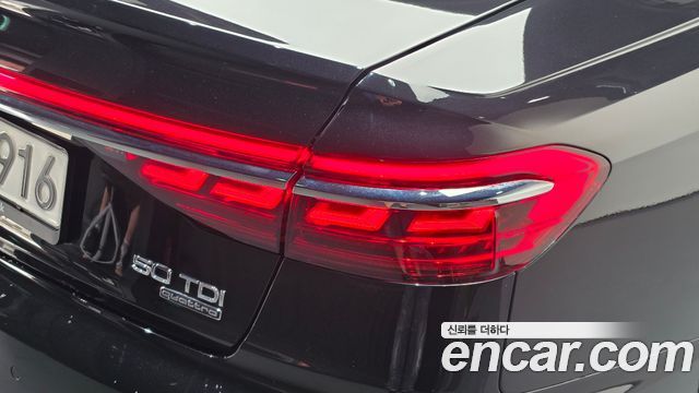 Audi A8 2021 — photo 9