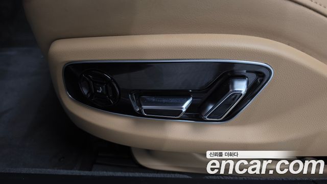 Audi A8 2021 — photo 30