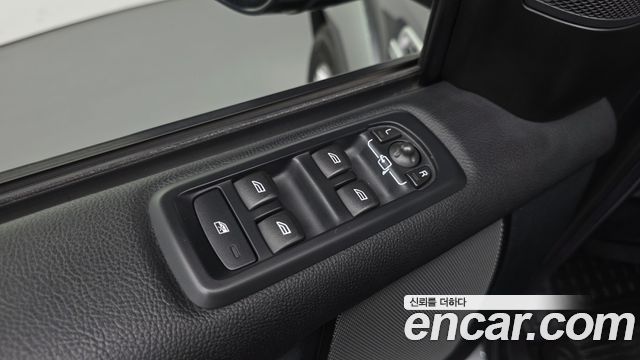 Land Rover Discovery 2014 — photo 11