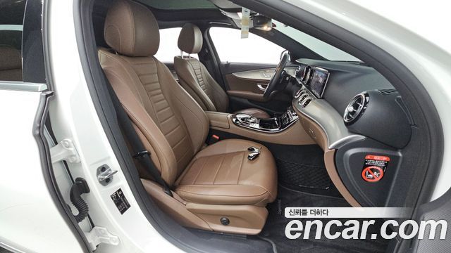 Mercedes-Benz E-Class 2019 — photo 11