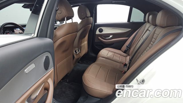 Mercedes-Benz E-Class 2019 — photo 12