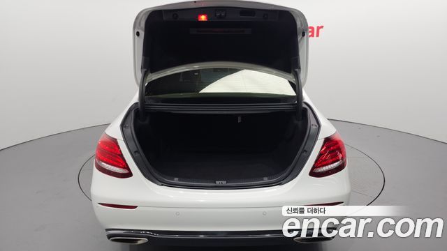 Mercedes-Benz E-Class 2019 — photo 20