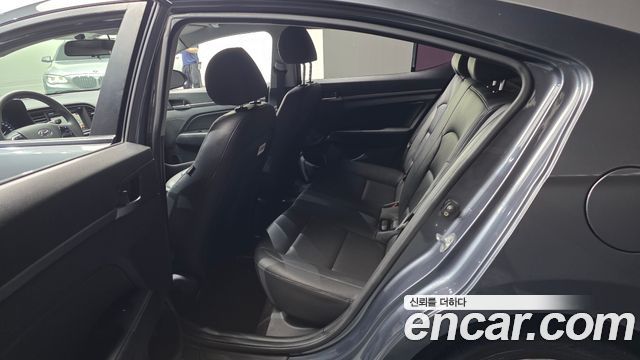 Hyundai AVANTE 2018 — photo 11