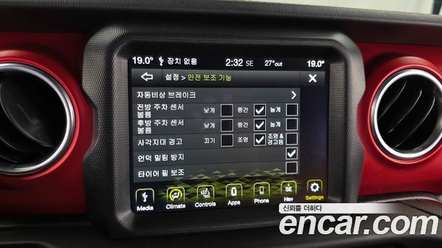 Jeep Wrangler 2021 — photo 15