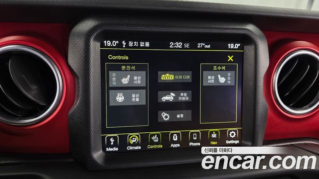 Jeep Wrangler 2021 — photo 16