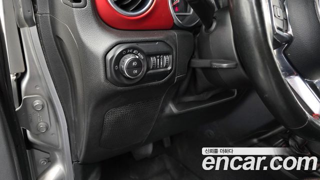Jeep Wrangler 2021 — photo 18