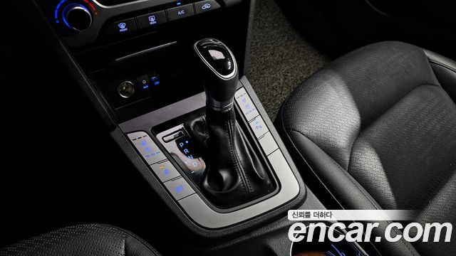 Hyundai AVANTE 2017 — photo 12