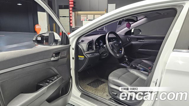 Hyundai AVANTE 2017 — photo 13