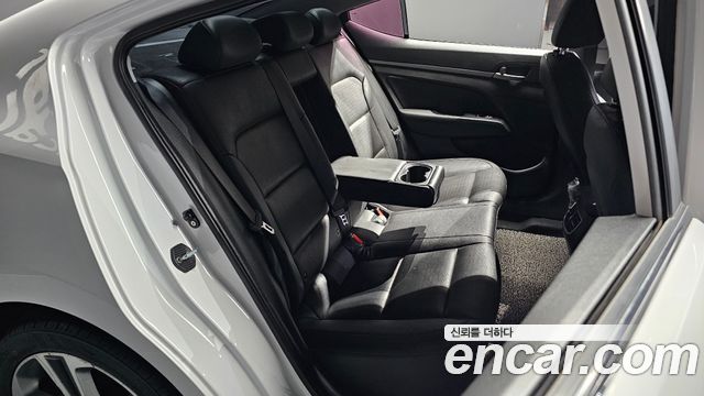 Hyundai AVANTE 2017 — photo 17