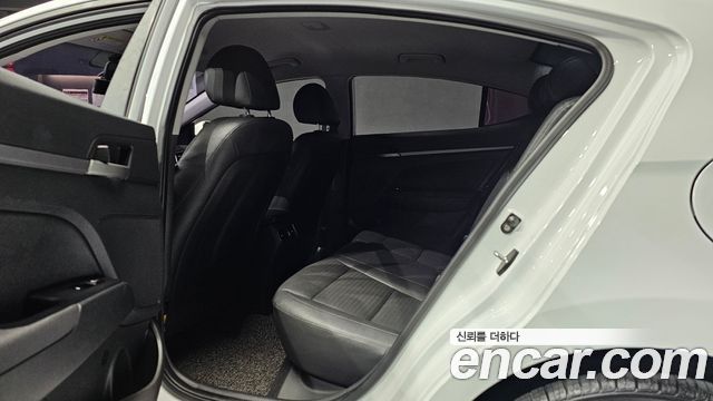 Hyundai AVANTE 2017 — photo 18