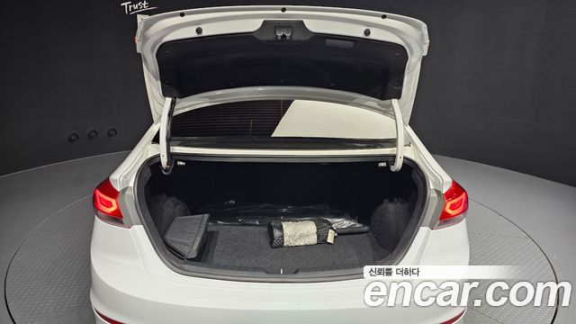 Hyundai AVANTE 2017 — photo 26