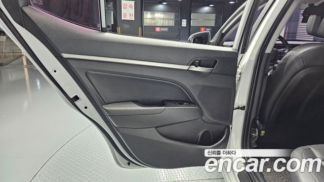Hyundai AVANTE 2017 — photo 15